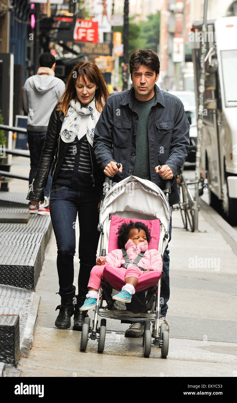 "Office Space" Schauspieler Ron Livingston in Soho mit seiner Frau Rosemarie DeWitt und ihre Tochter Gracie Featuring gesichtet: Ron Livingston, Rosemarie DeWitt, Gracie Livingston wo: Manhattan, New York, USA bei: 10. Oktober 2014 Stockfoto