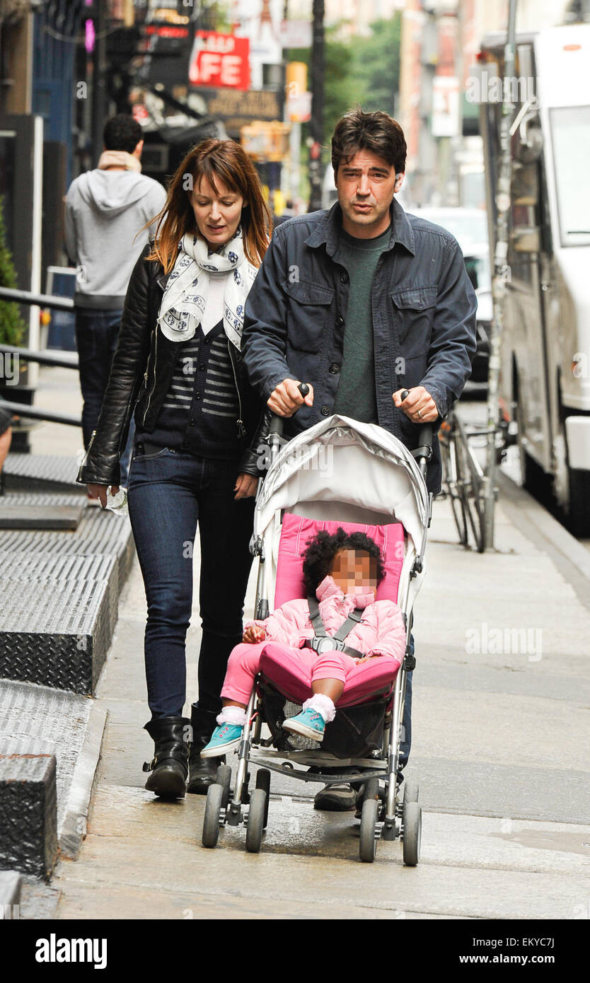 "Office Space" Schauspieler Ron Livingston in Soho mit seiner Frau Rosemarie DeWitt und ihre Tochter Gracie Featuring gesichtet: Ron Livingston, Rosemarie DeWitt, Gracie Livingston wo: Manhattan, New York, USA bei: 10. Oktober 2014 Stockfoto