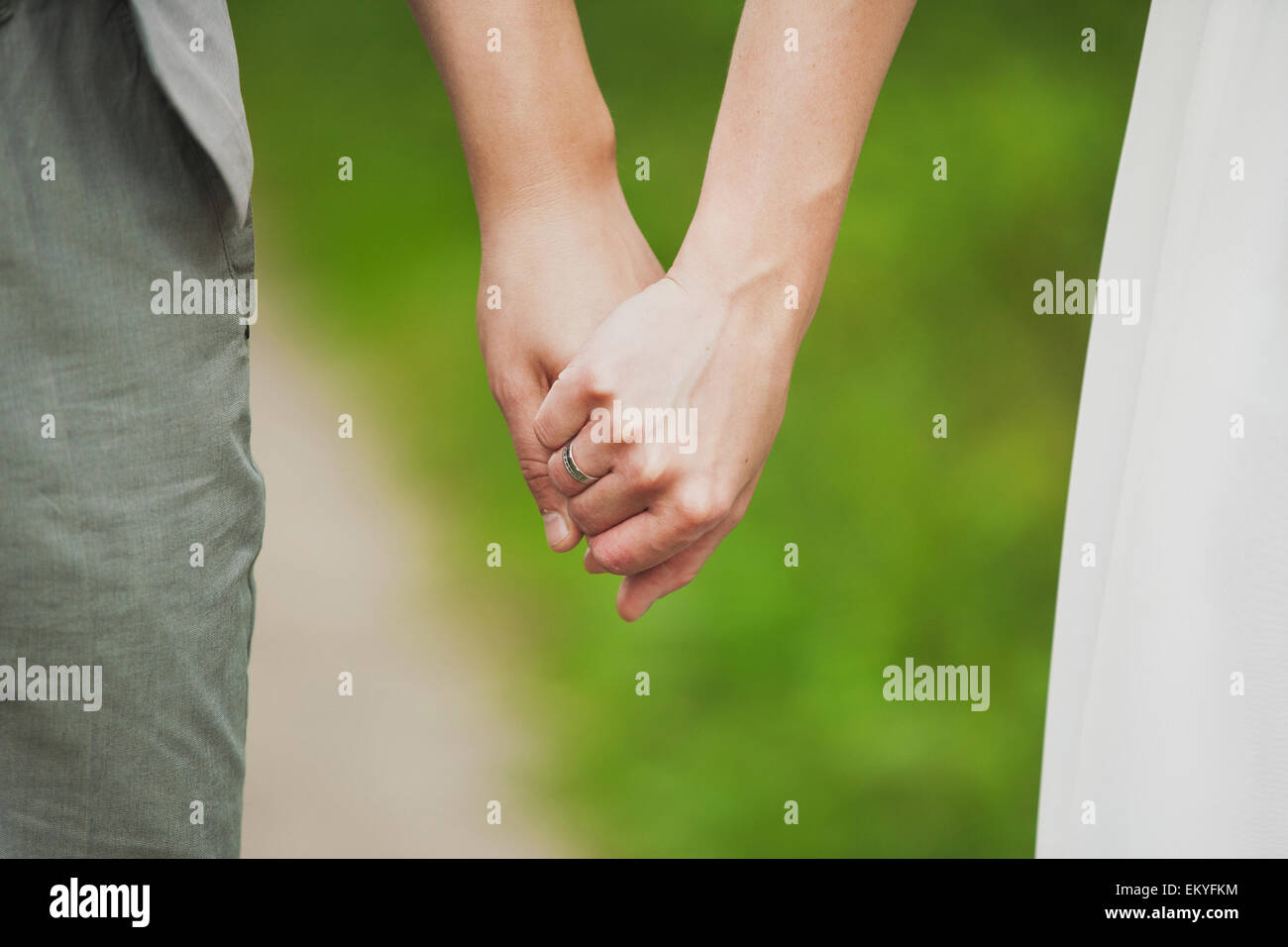 Mann und Frau, die Hand in Hand. junges Paar in Liebe zusammen stehen. Braut und Bräutigam. Familie Stockfoto
