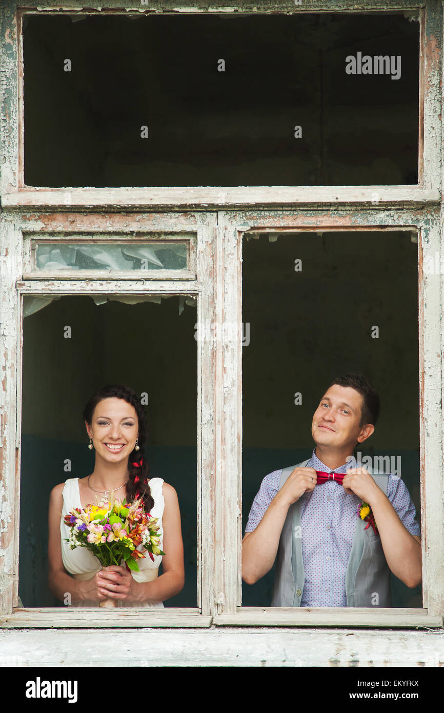 fröhliche Hochzeit Paare, die Spaß im Freien am Hochzeitstag. paar in der Liebe. glückliche Braut und Bräutigam Stockfoto