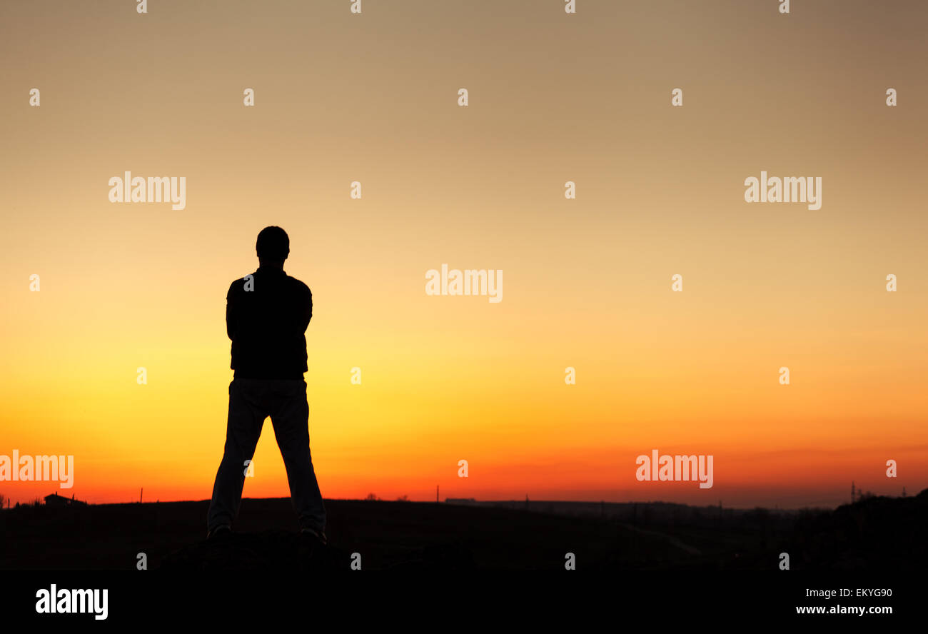 Silhouette des Menschen und schönen Himmel. Element des Designs. Sommer Sonnenuntergang. Hintergrund Stockfoto