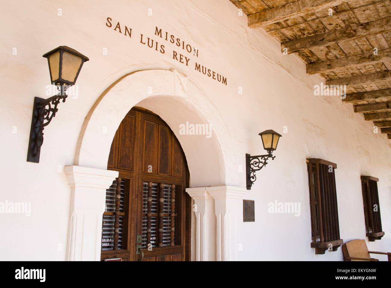 Eingang des Museums am Missionskirche San Luis Rey; Oceanside, California, Vereinigte Staaten von Amerika Stockfoto