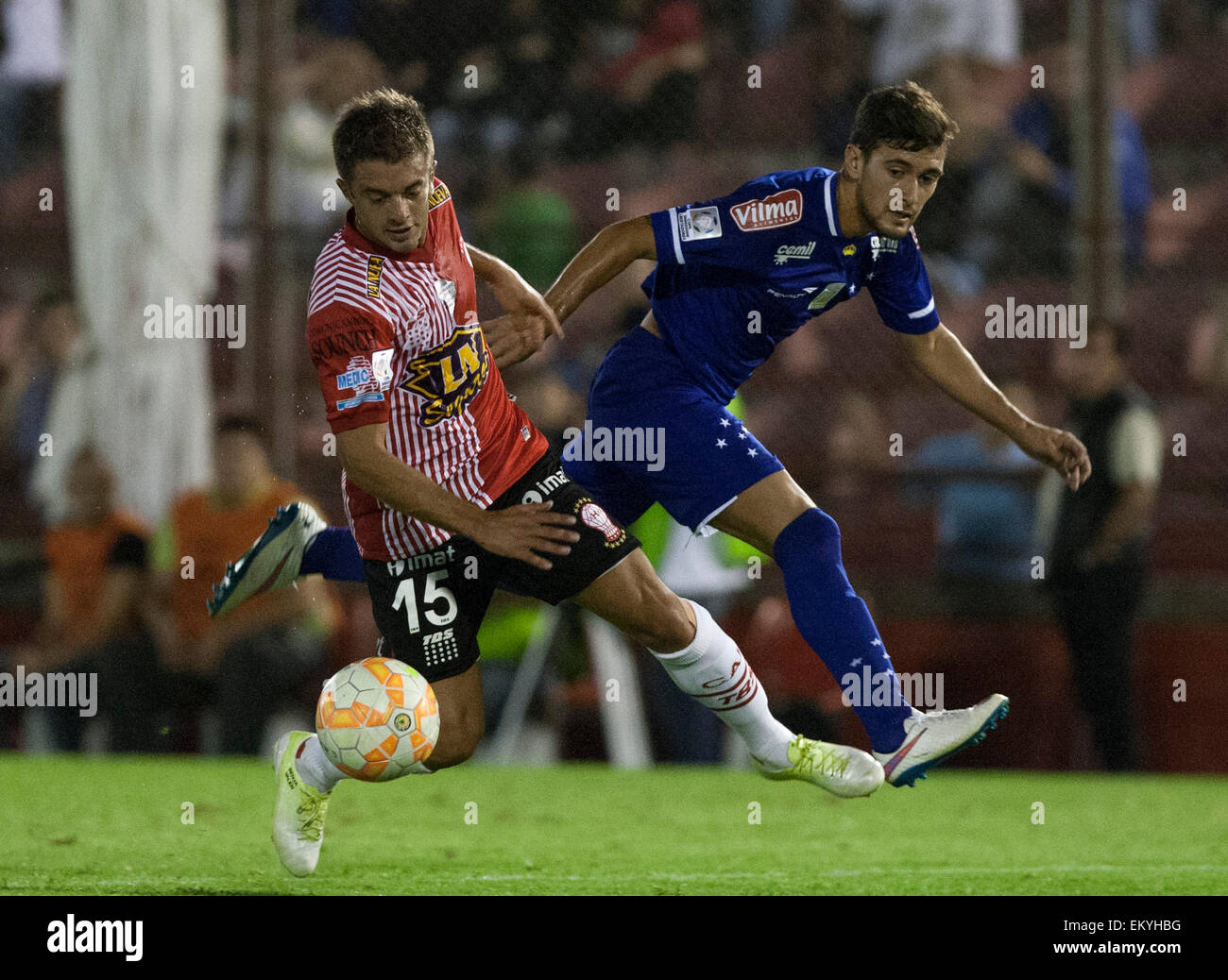 Buenos Aires, Argentinien. 14. April 2015. Huracan Luciano Balbi (L) von Argentinien, wetteifert um den Ball mit Cruzeiro Giorgian De Arrascaeta von Brasilien, während des Spiels der Copa Libertadores in der Tomas Adolfo Duco Stadium in Buenos Aires, Argentinien am 14. April 2015. Huracan gewann das Spiel 3: 1. Bildnachweis: Martin Zabala/Xinhua/Alamy Live-Nachrichten Stockfoto