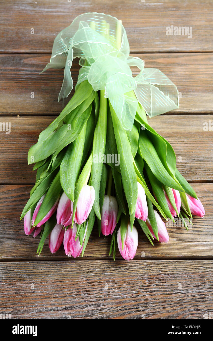 frische Tulpen auf dem hölzernen Hintergrund, Frühlingsblumen Stockfoto