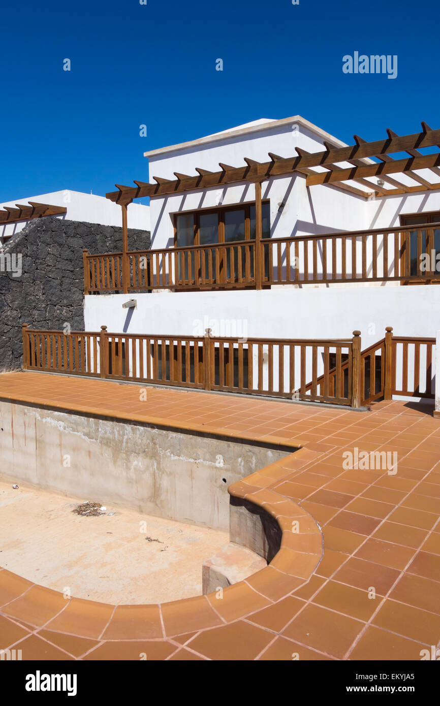 Leeren Pool am unvollendet und verlassenen Villen-Anlage in der Nähe von Playa Blanca auf Lanzarote, Kanarische Inseln, Spanien Stockfoto