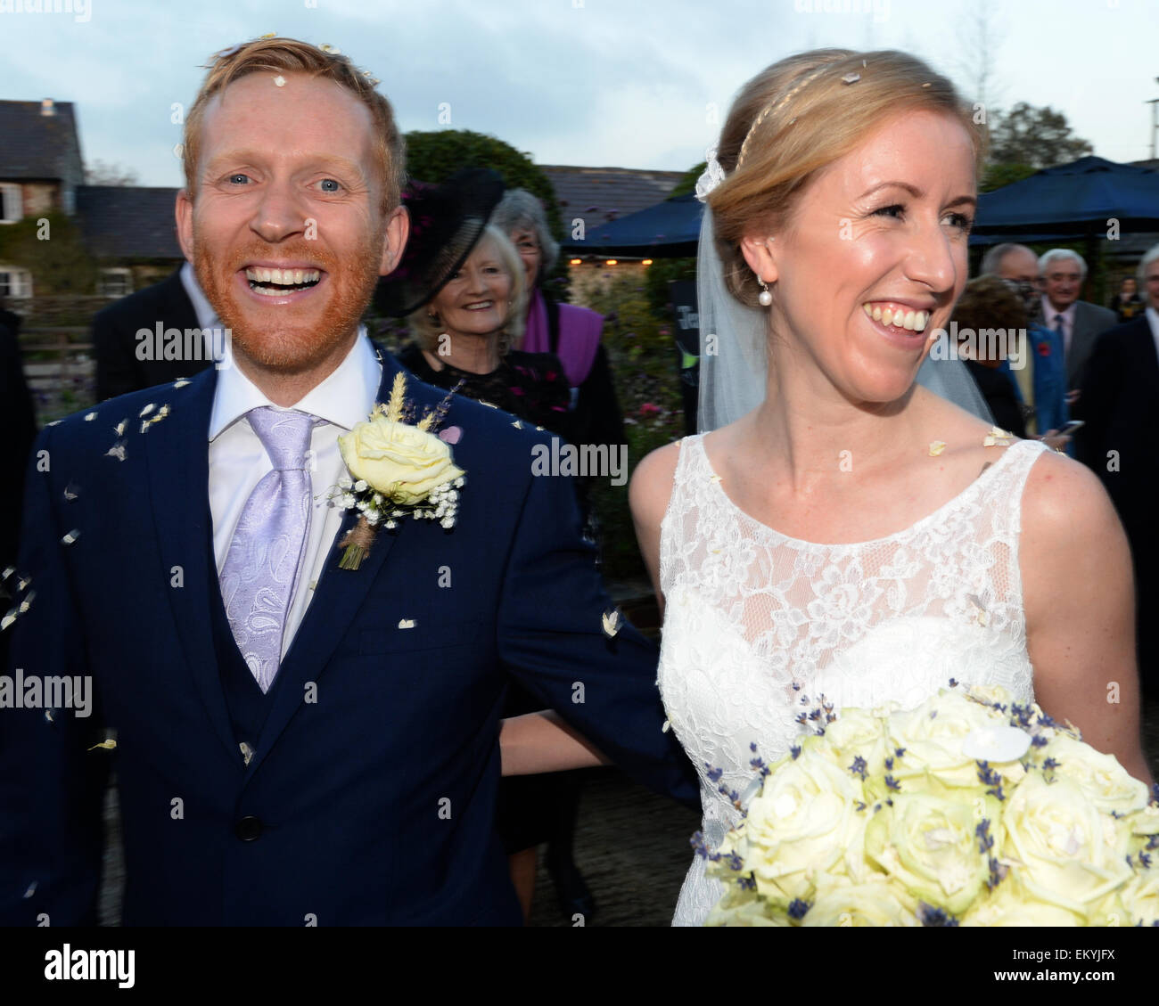 Glückliches junges Paar elegant gekleidet am Tag ihrer Hochzeit Stockfoto