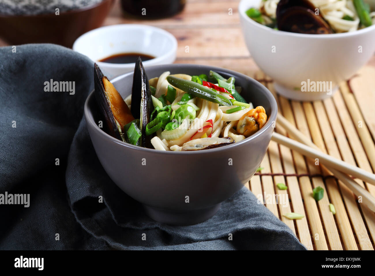 Chinesische Nudeln mit Gemüse, Essen Stockfoto