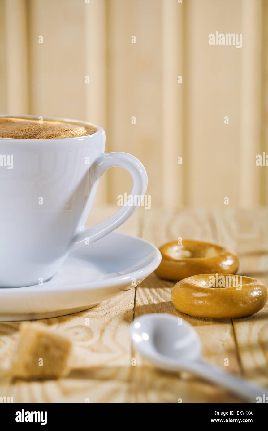 Zusammensetzung der weißen Kaffeetasse mit Löffel und Brot Tor, ba Stockfoto