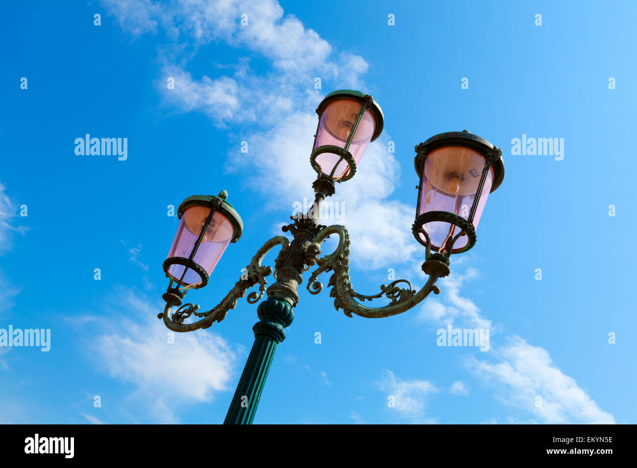 alten Straßenlaterne am blauen Himmel Stockfoto