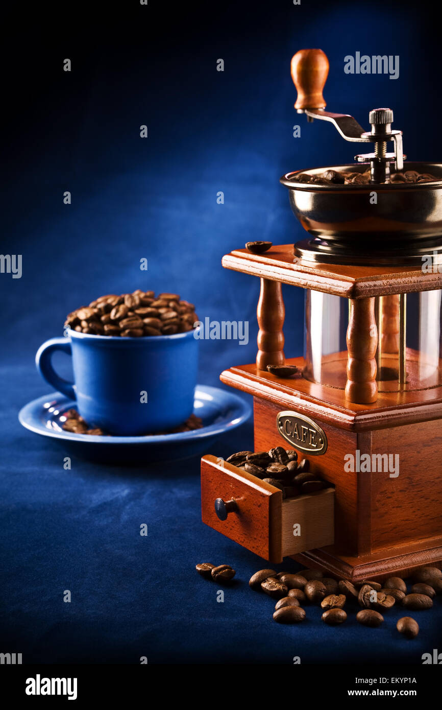 Zusammensetzung der Schleifer und Tasse auf einem Teller mit Kaffee Korn Stockfoto