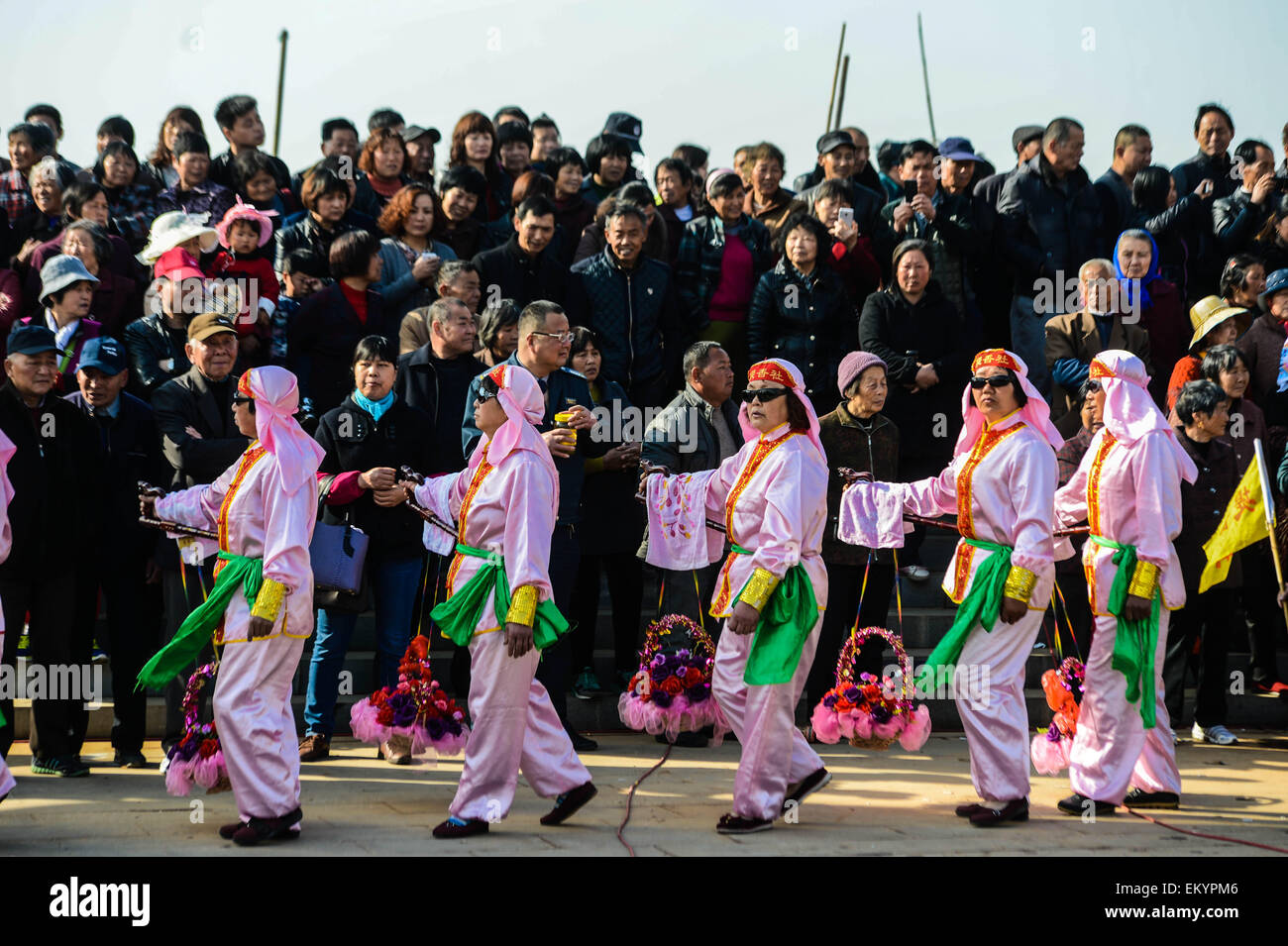 Jiaxing, Zhejiang Provinz. 15. April 2015. Lokalen Bevölkerung führen Volkstümliche Unterhaltung während der 2015 Jiangnan Net Boot Messe China, traditionelle lokale Folklore Karneval Hommage an Liu Chengzhong, eine ehrwürdige Figur, die Menschen in vernichten Heuschrecken in der Yuan-Dynastie (1279-1368), in Wangjiangjing Stadt Jiaxing Stadt, Ost-China Zhejiang Provinz, 15. April 2015 geführt. Bildnachweis: Xu Yu/Xinhua/Alamy Live-Nachrichten Stockfoto