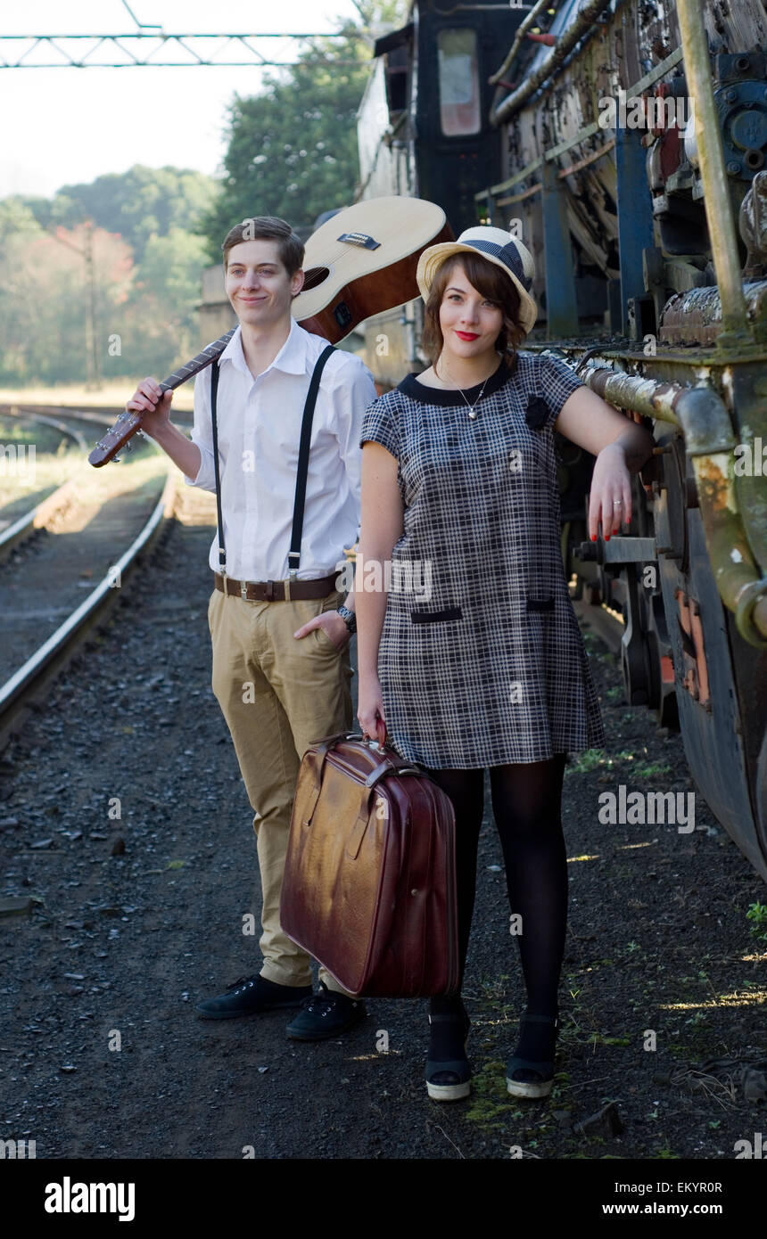 Retro-junge Liebe paar Nostalgiezug Einstellung Stockfoto