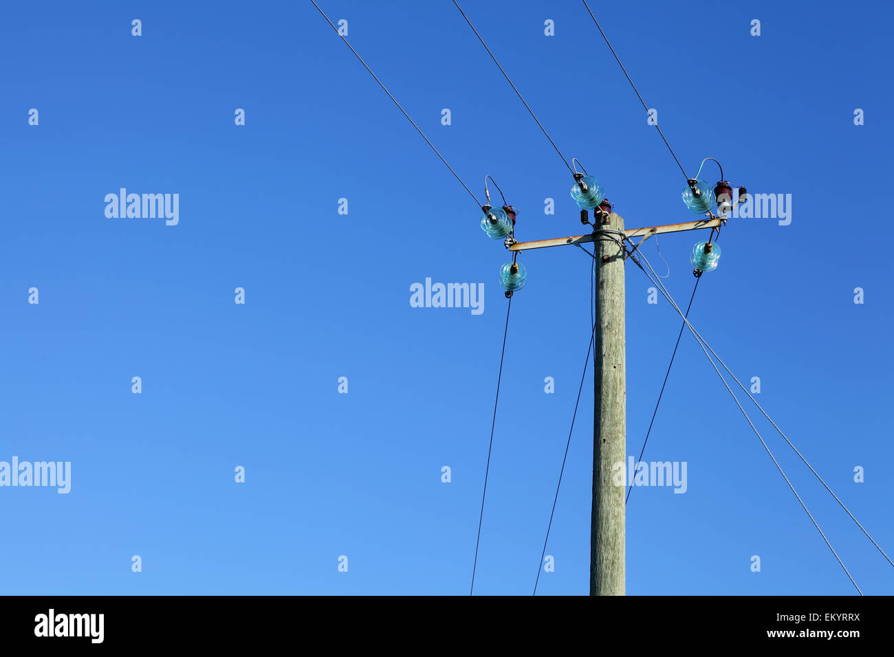 Powerline auf hölzernen Säulen Stockfoto