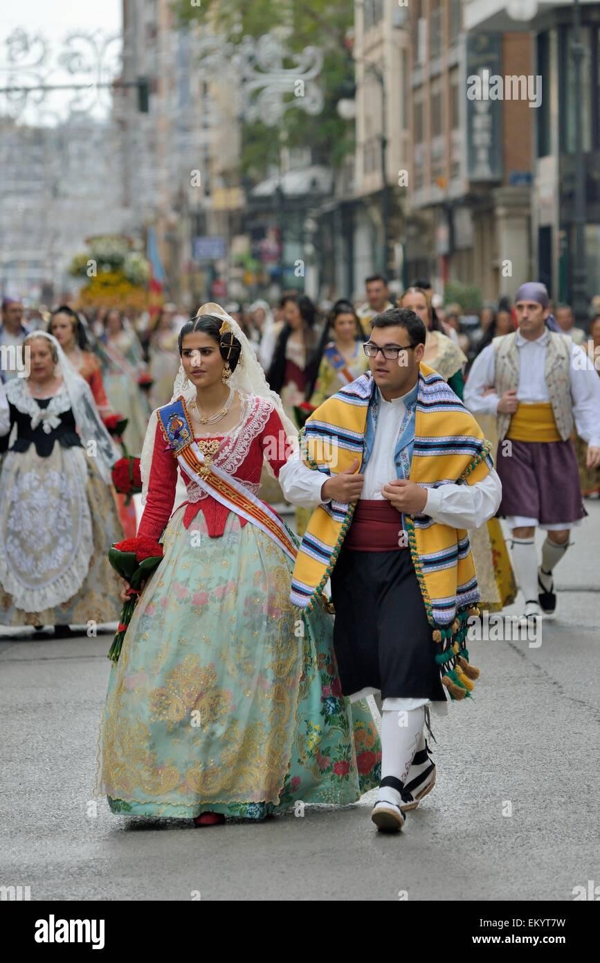 Fallas Festival, Parade, Blume anbieten, am Plaza De La Virgen de Los Desamparados, Valencia, Spanien Stockfoto