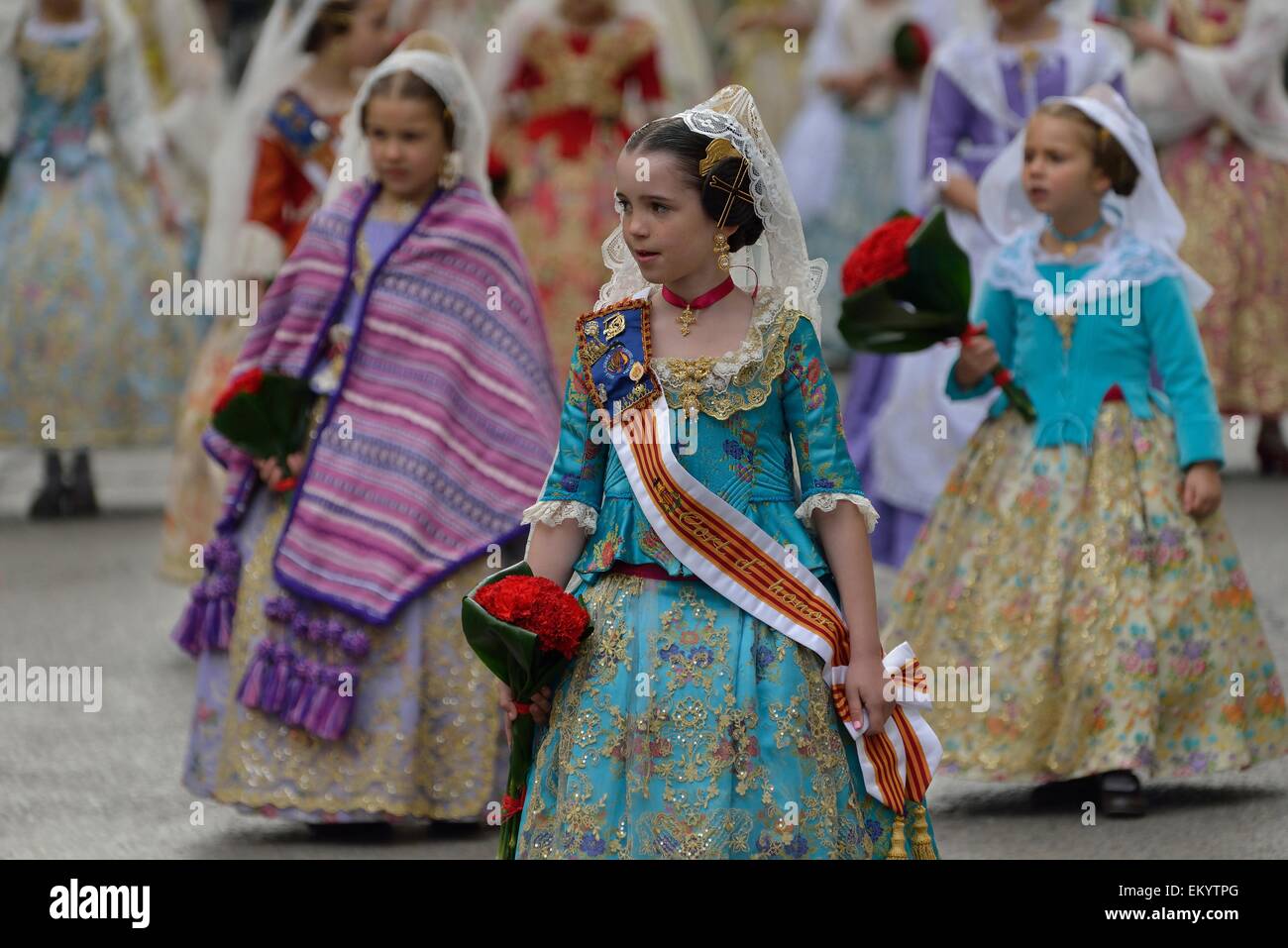 Fallas Festivals, Mädchen im traditionellen Kostüm während der Parade in der Plaza de la Virgen de los Desamparados, Valencia, Spanien Stockfoto