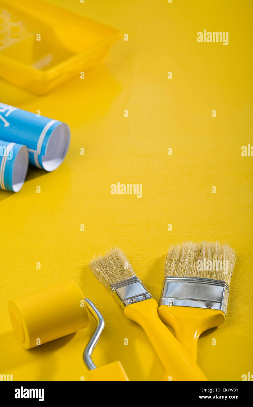 Malwerkzeuge auf gelbe Tabelle Stockfoto