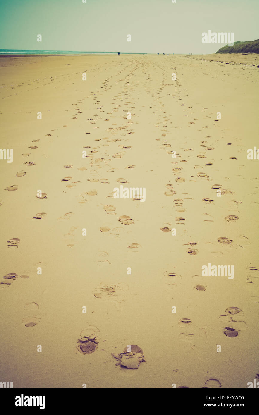 Spuren im Sand in die Ferne. Stockfoto