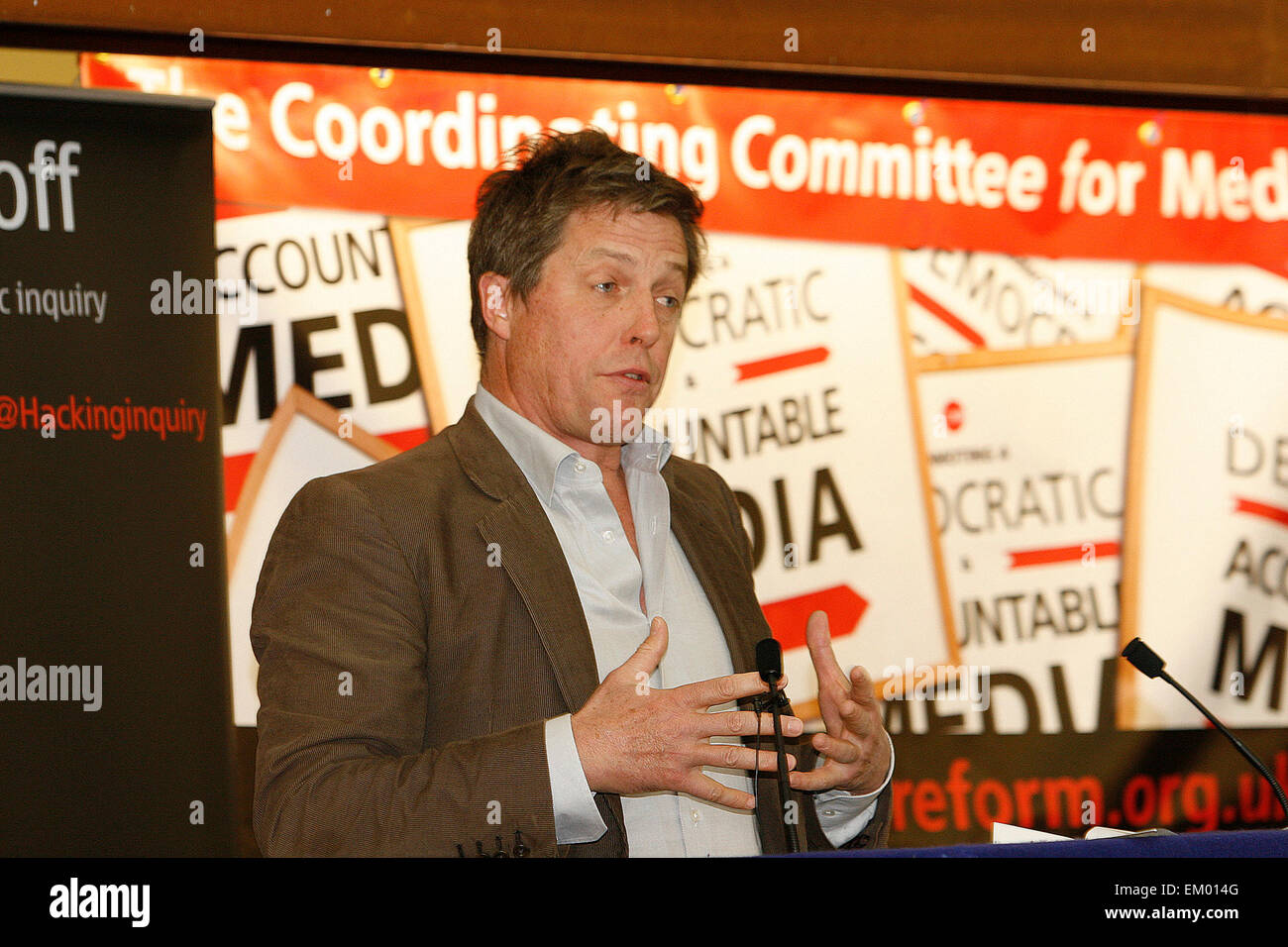 Britischer Schauspieler Hugh Grant bei einer Kundgebung für Medienreform gehackt aus und die Schaltstelle für Medien Reform in der Londoner Zentrale Hall Westminster Vereinigte Königreich 17.May organisiert. 2012 Stockfoto