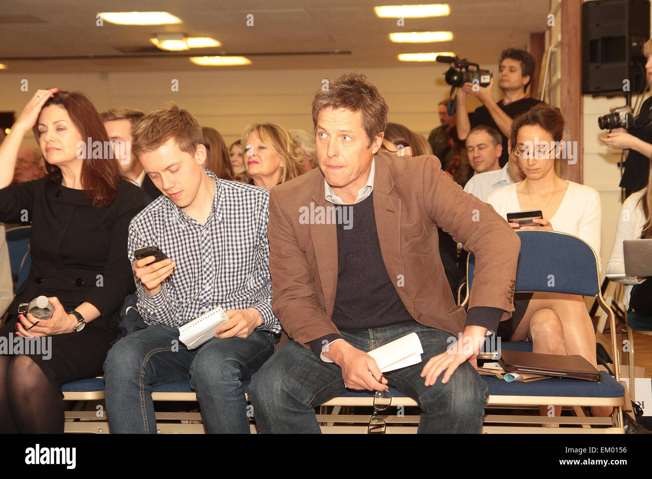 Britischer Schauspieler Hugh Grant bei einer Kundgebung für Medienreform gehackt aus und die Schaltstelle für Medien Reform in Londons Centra Hall Westminster Vereinigte Königreich 17.May organisiert. 2012 Stockfoto