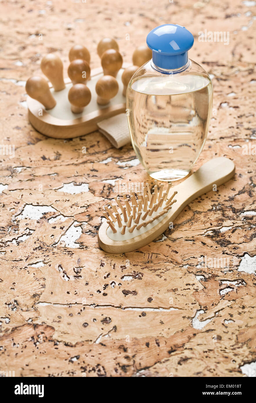 Massagegerät Haarbürste und Flasche Stockfoto