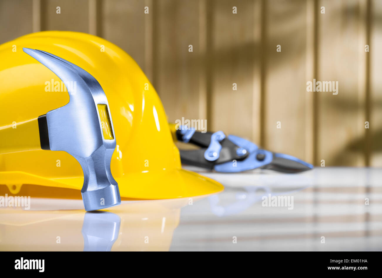 Latthammer mit Bauarbeiterhelm und Stahl Fräser Stockfoto