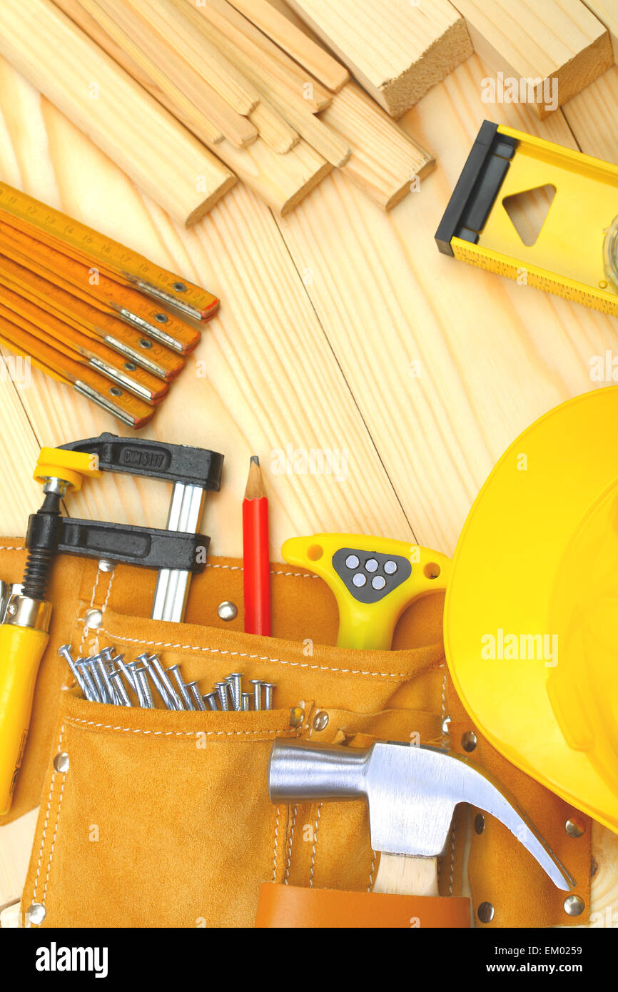 Satz von Bau-Tools auf Holzbrettern Stockfoto