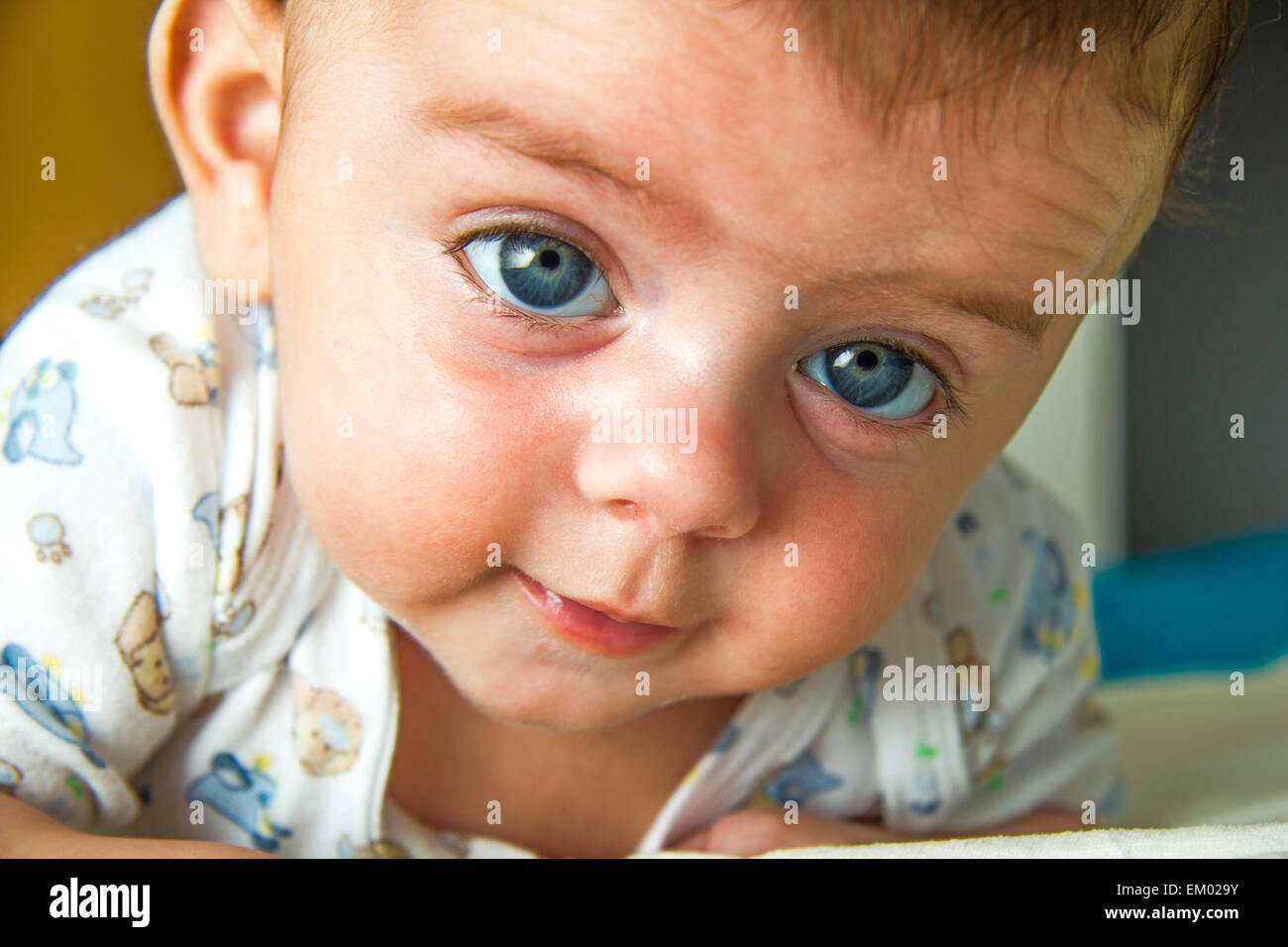 Baby seinen Kopf zu heben Stockfoto