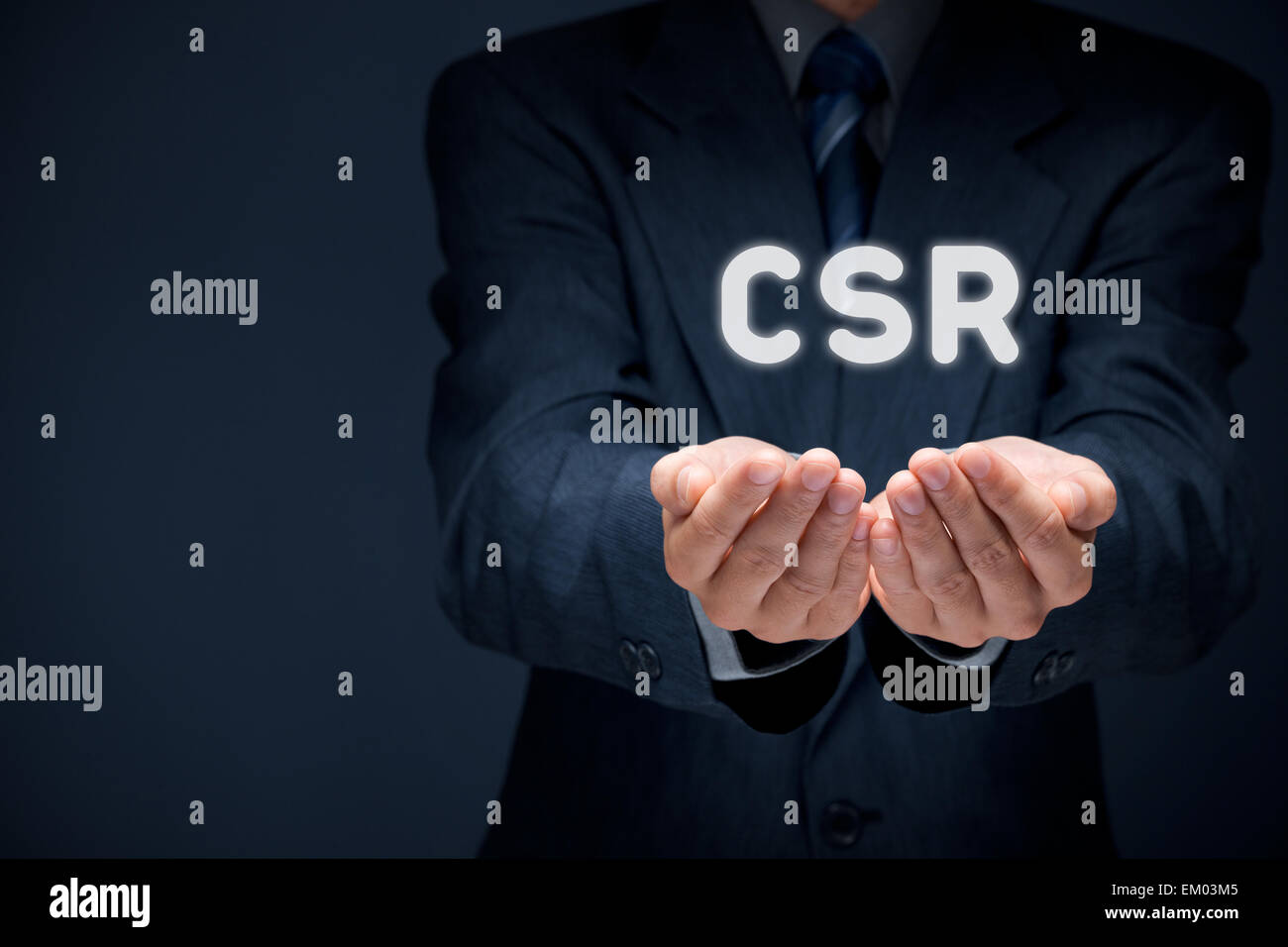 Unternehmerische Sozialverantwortung (CSR) Konzept. Geschäftsmann bieten CSR durch Text CSR dargestellt. Stockfoto