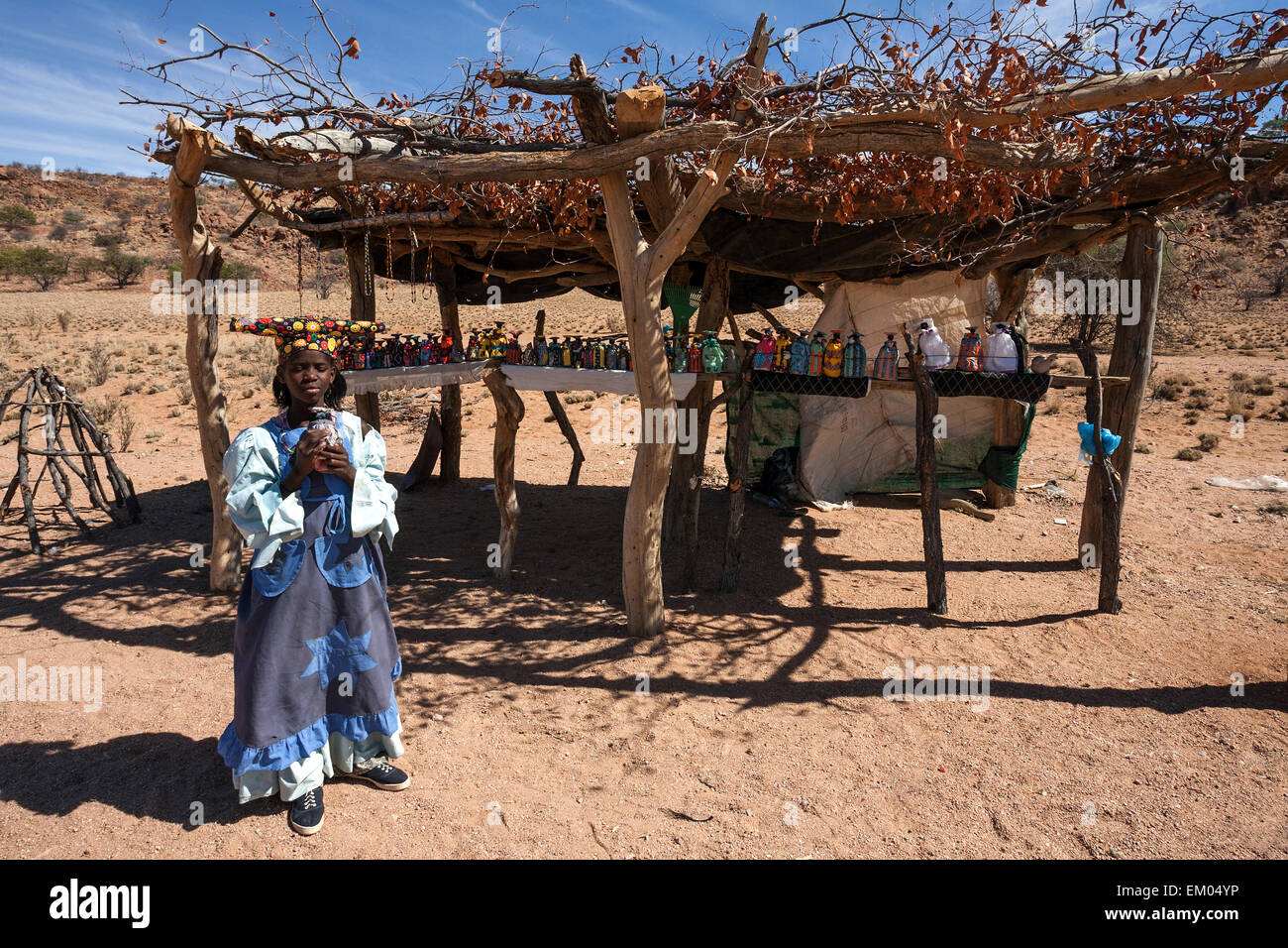 Namibischen Herero Mädchen in typischer Kleidung vor einem Stall mit den Herero-Puppen in Uis, Namibia Stockfoto