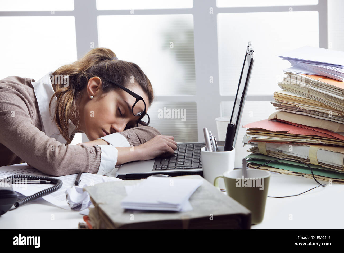 Müde Geschäftsfrau Stockfoto