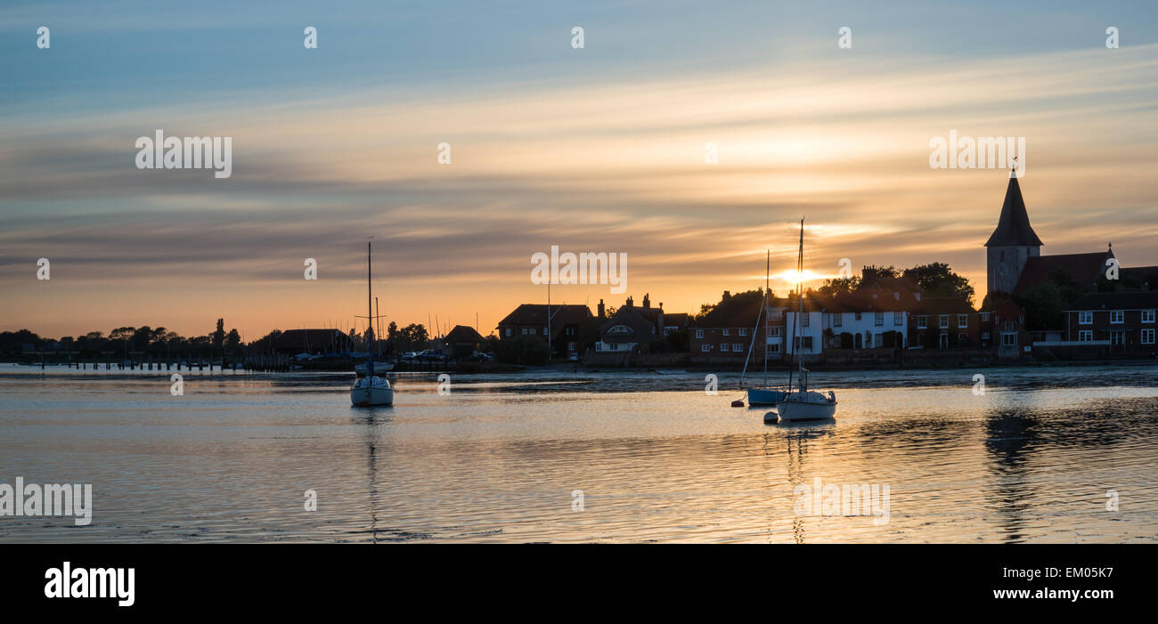 Schönen Sommer Sonnenuntergang Landschaft über Ebbe Hafen mit Booten Stockfoto