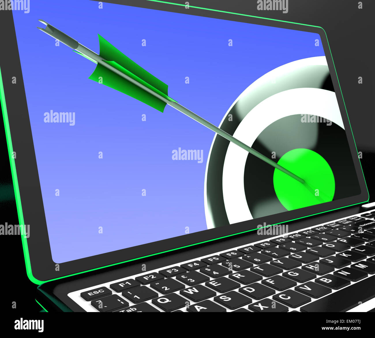 Dartscheibe auf Laptop zeigt präzises Zielen Stockfoto