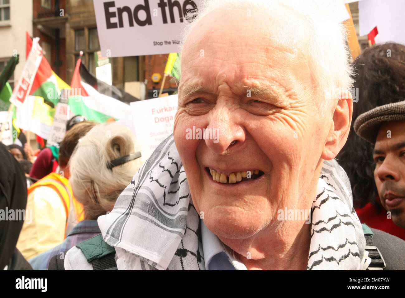 Tony Benn schließt sich Tausende von palästinensischen Protest außerhalb der israelischen Embasy in London nach den Anschlägen auf die Gaza-Flottille Stockfoto