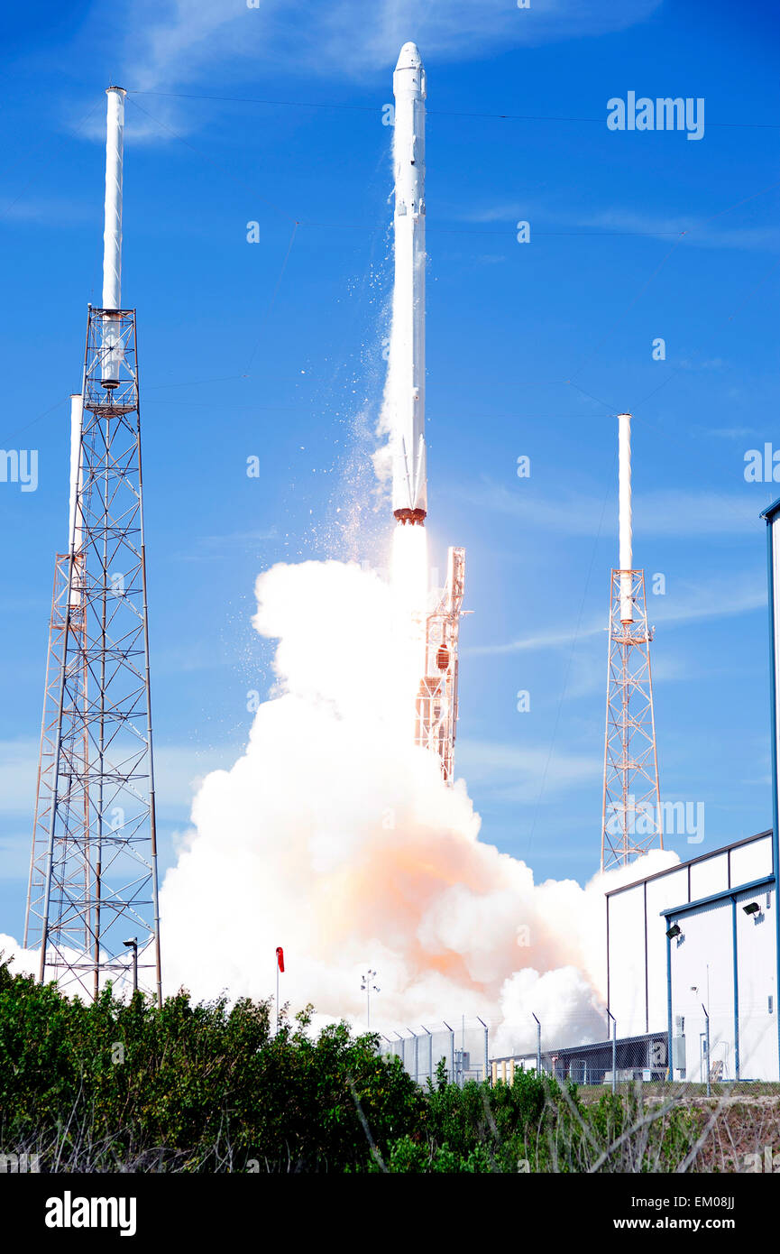 Kommerzielle SpaceX Falcon 9 Rakete Blasten aus mit der Dragon-Kapsel auf ihrer sechsten kommerzielle Nachschub Dienstleistungen Mission zur internationalen Raumstation ISS vom Space Launch Complex 40 14. April 2015 in Cape Canaveral, Florida. Die Raumsonde liefern 4.300 Pfund von wissenschaftlichen Experimenten, Technologie Demonstrationen und Zubehör, Wissenschaft und Forschung auf der Umlaufbahn Außenposten zu unterstützen. Stockfoto