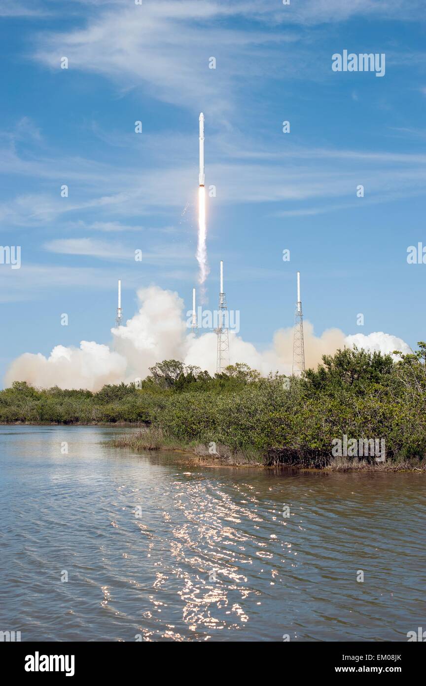 Kommerzielle SpaceX Falcon 9 Rakete Blasten aus mit der Dragon-Kapsel auf ihrer sechsten kommerzielle Nachschub Dienstleistungen Mission zur internationalen Raumstation ISS vom Space Launch Complex 40 14. April 2015 in Cape Canaveral, Florida. Die Raumsonde liefern 4.300 Pfund von wissenschaftlichen Experimenten, Technologie Demonstrationen und Zubehör, Wissenschaft und Forschung auf der Umlaufbahn Außenposten zu unterstützen. Stockfoto