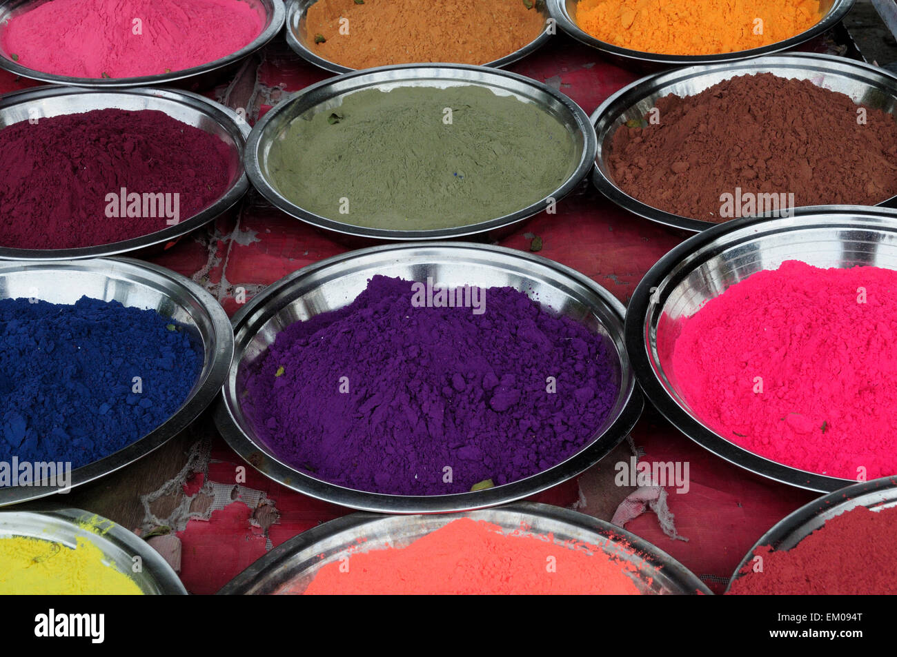 Bunte pulverisierte Farbstoffe für Verkauf auf einem Markt in Orchha Madhya Pradesh, Indien Stockfoto