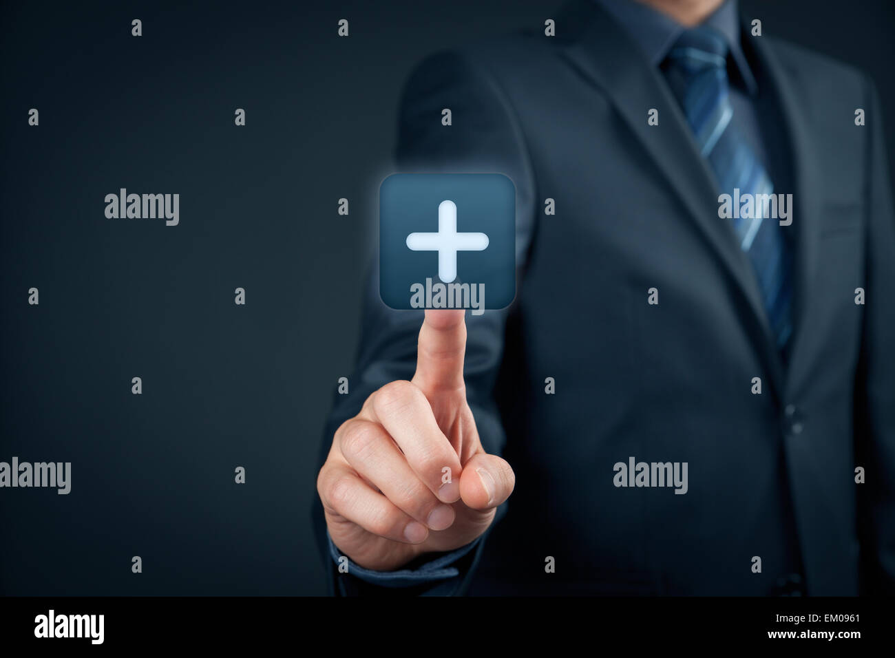 Geschäftsmann Klick auf plus -Taste, Symbol für positive Sache (wie Leistungen, persönliche Entwicklung, soziale Netzwerke). Stockfoto