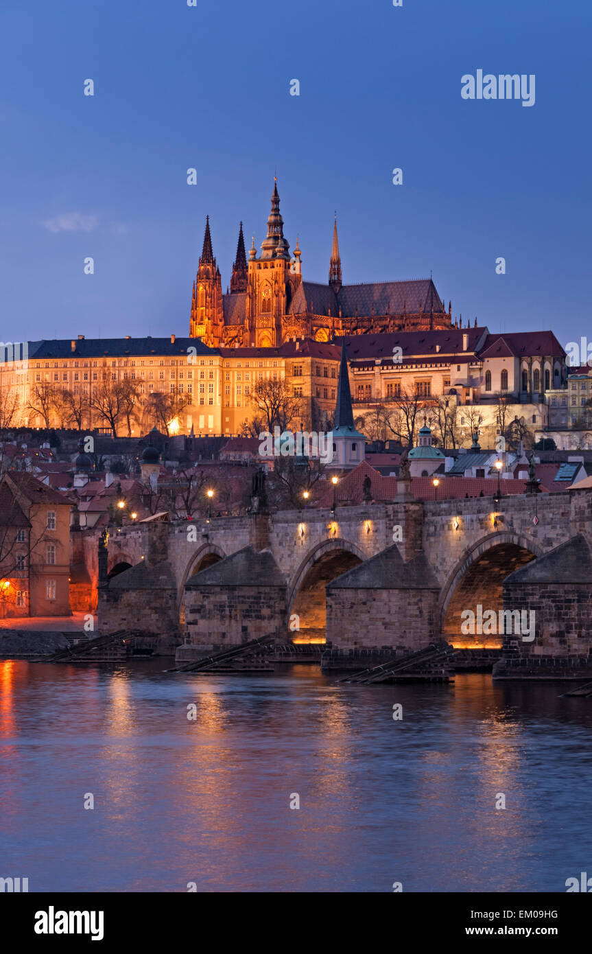 St-Veits-Dom und Charles Brücke Fluss Vltava Prag, Tschechische Republik Stockfoto