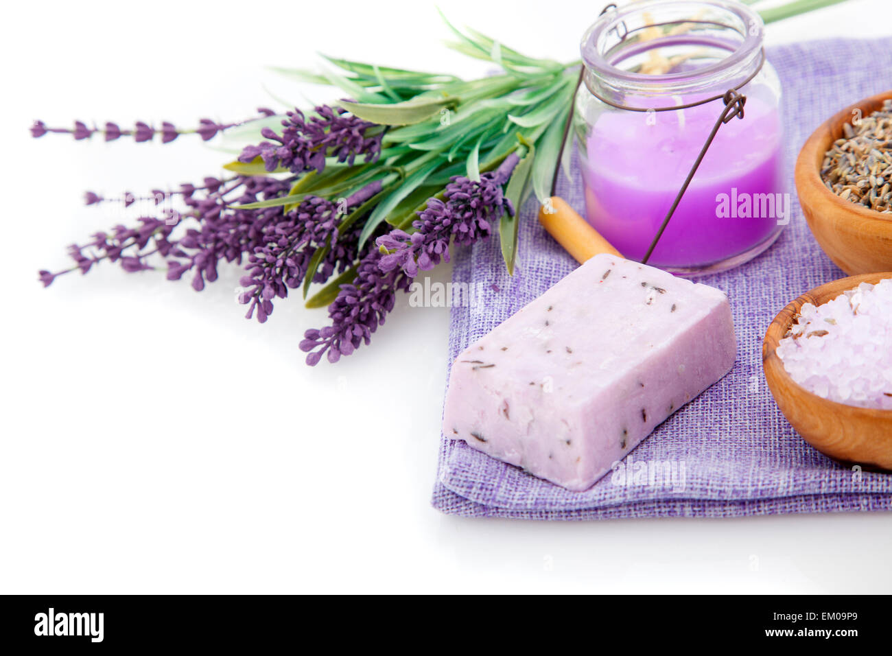 Lavendel Seife, Badesalz und Kerze isoliert auf weißem Hintergrund Stockfoto