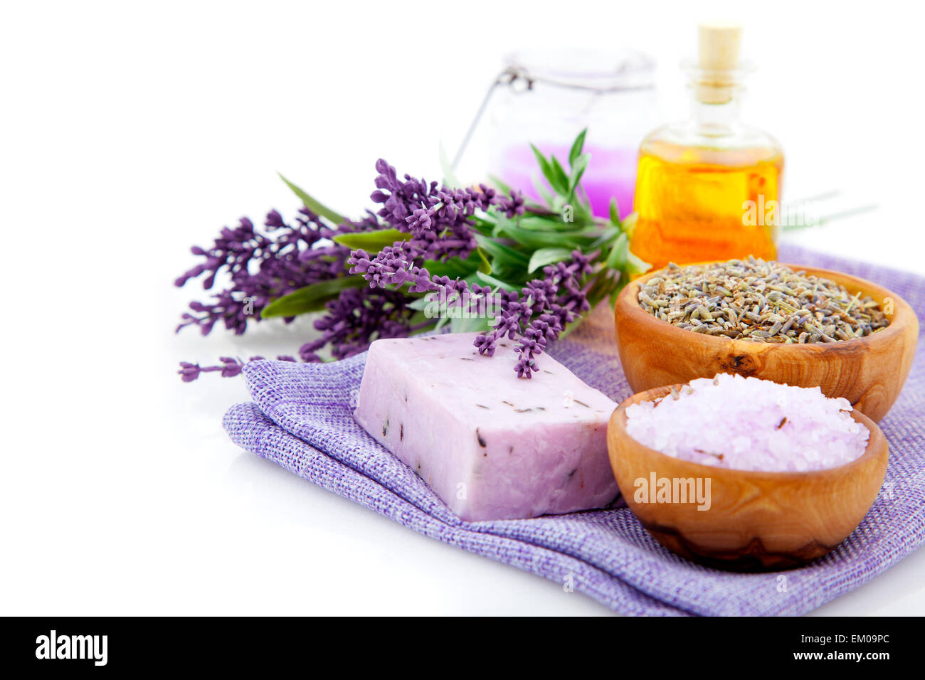 Lavendel Seife, Badesalz und Kerze isoliert auf weißem Hintergrund Stockfoto