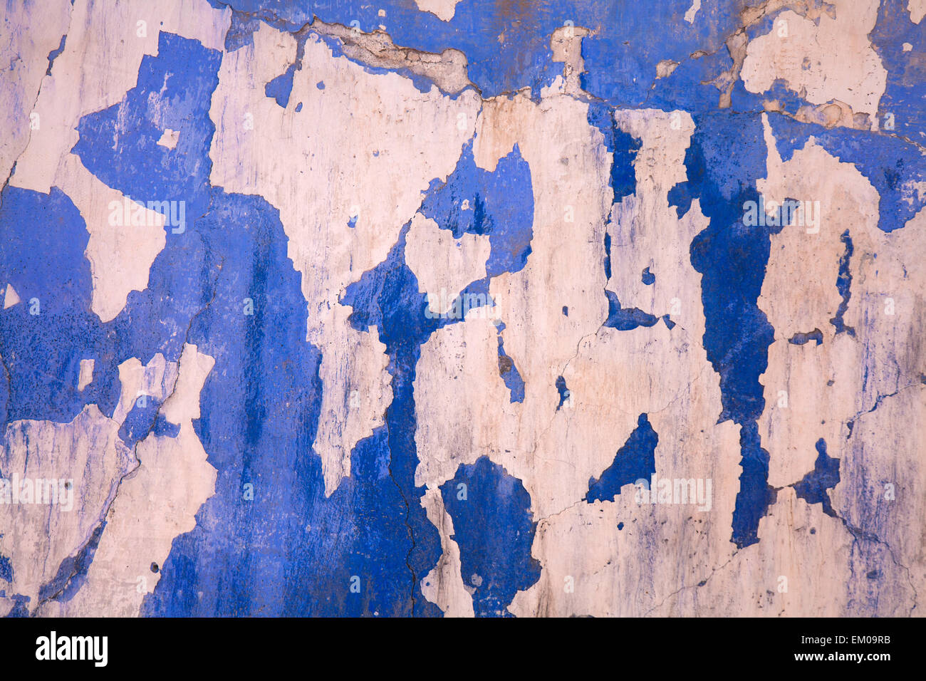 Peeling-Wandfarbe - alte Cenemnt Wand Overpeinted viele Male, verschiedene Farben zeigen Stockfoto