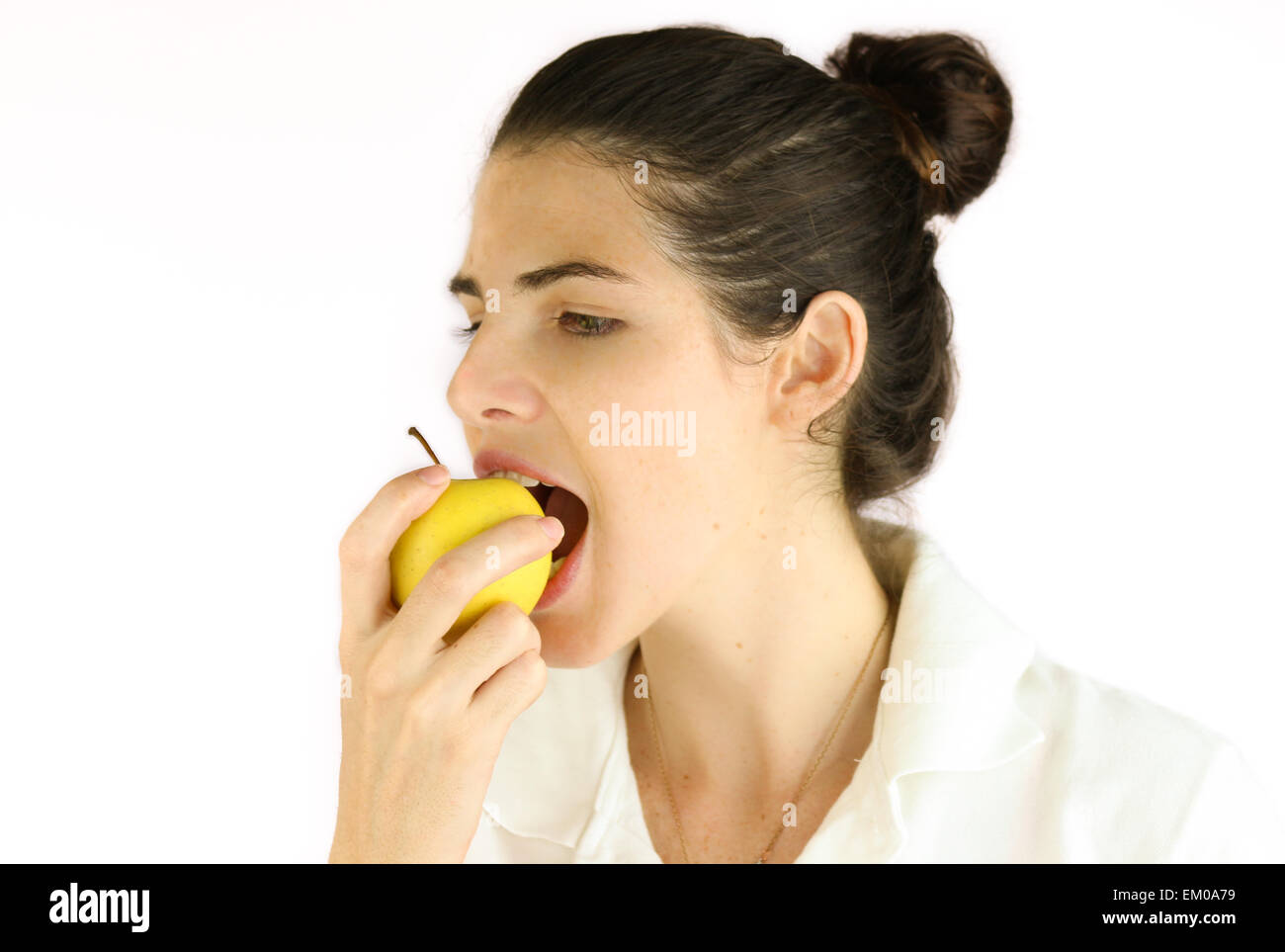 Mädchen einen Apfel zum Anbeißen. Stockfoto