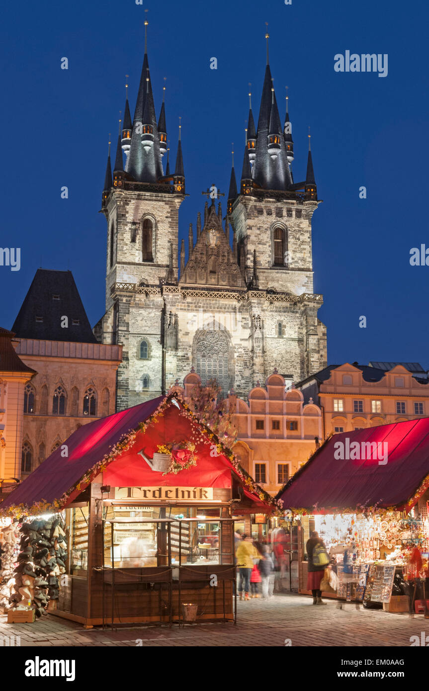 Ostermarkt und Frauenkirche vor Tyn Altstädter Ring Prag Tschechische Republik Stockfoto