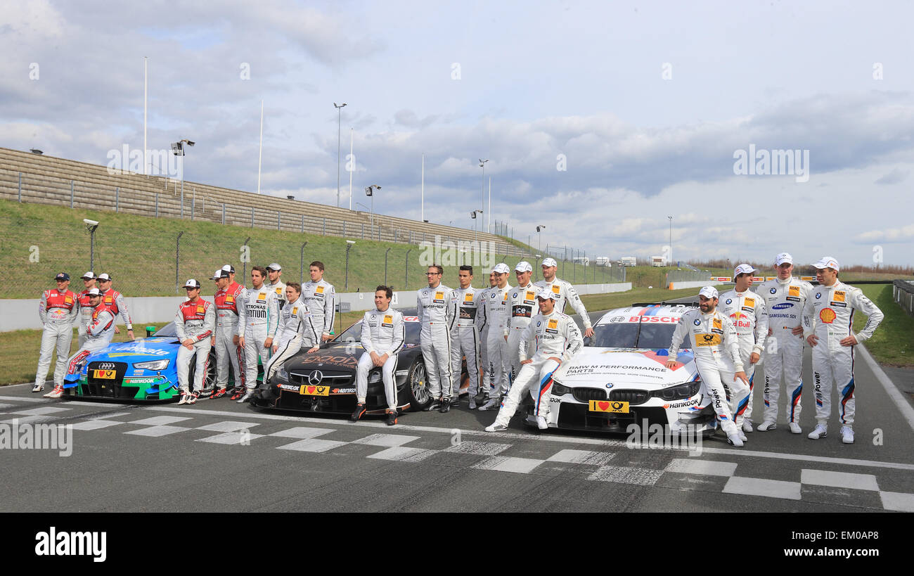 Oscherleben, Deutschland. 13. April 2015. Die Teams von Audi (l-R), Mercedes Und BMW sammeln für ein Gruppenbild während der Medientag für 2015 DTM (Deutsche Tourenwagen Masters 2015) in Oscherleben, Deutschland, 13. April 2015. Foto: Jens Wolf/Dpa/Alamy Live News Stockfoto