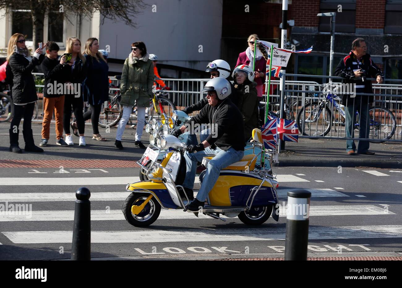Mods, die eine Lambretta Motorroller auf einem Fußgängerüberweg in Brighton Stockfoto
