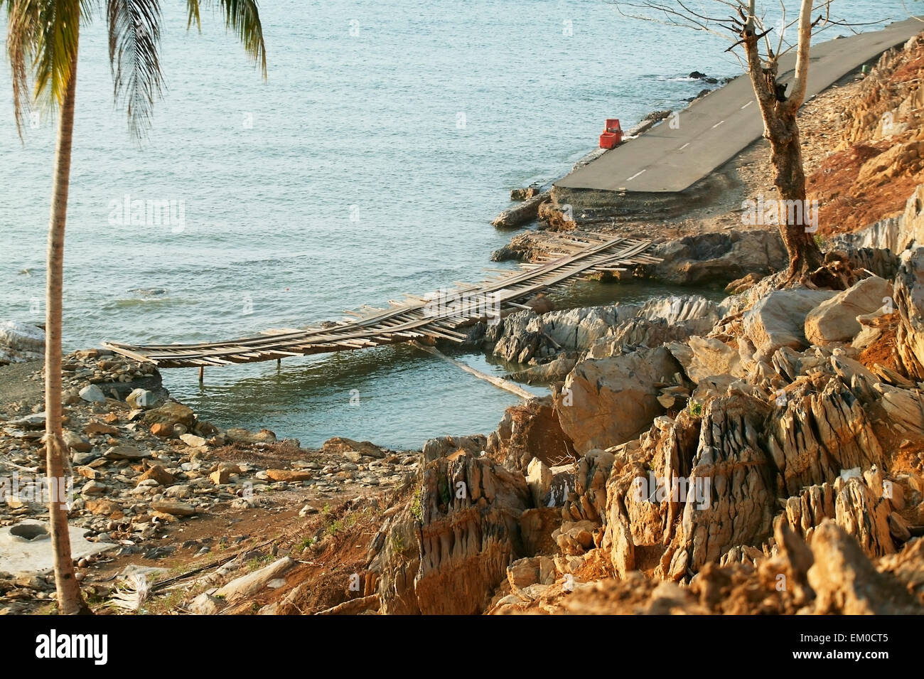Eine gebrochene Straße mit eine provisorische Reparatur nach dem Seebeben im Indischen Ozean und dem Tsunami von 2004; Provinz Aceh, Indonesien Stockfoto