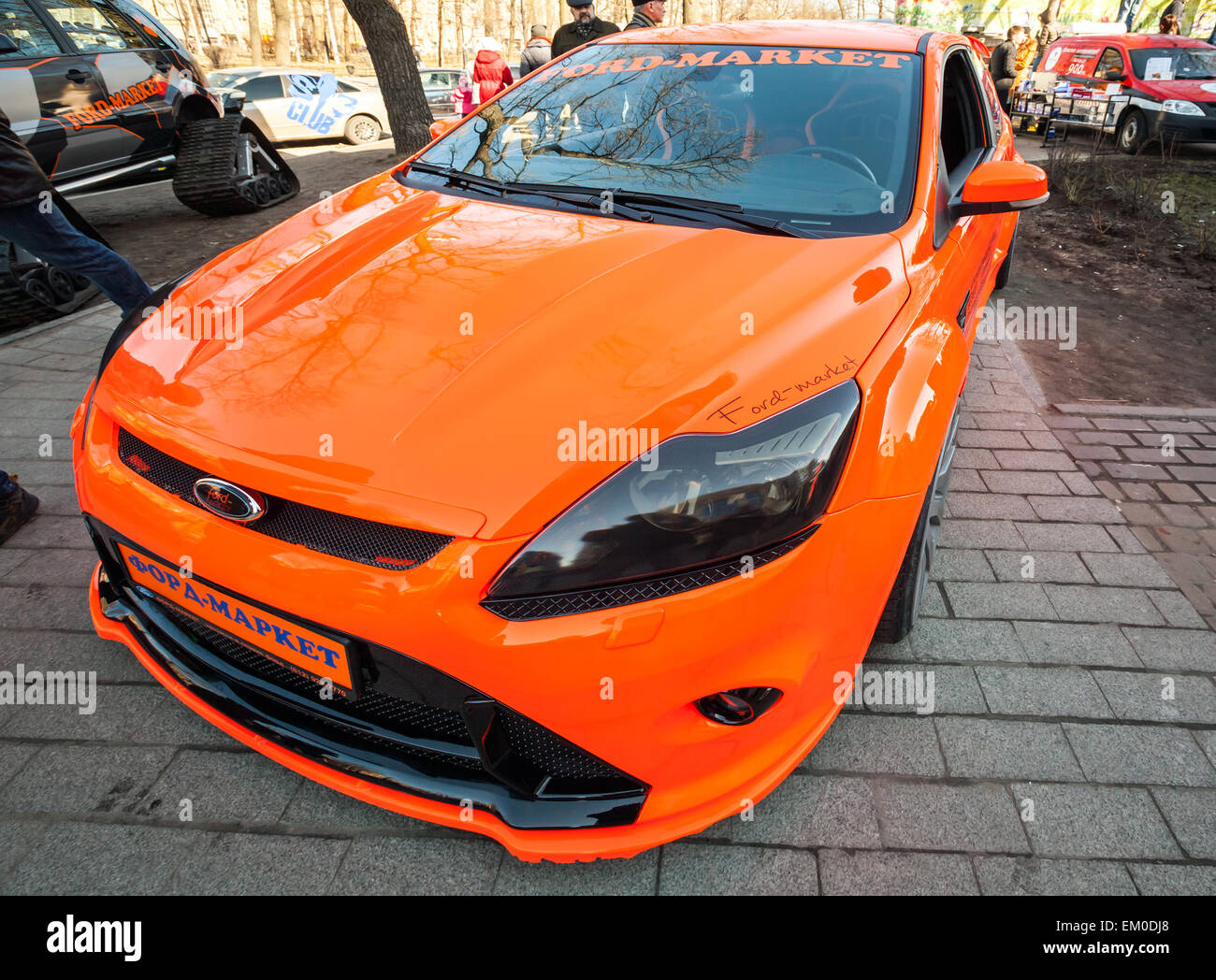 Sankt-Petersburg, Russland-11. April 2015: Leuchtend Orange sportlich gestylte Ford Focus Auto steht auf der Straße geparkt. Weitwinkel-cl Stockfoto