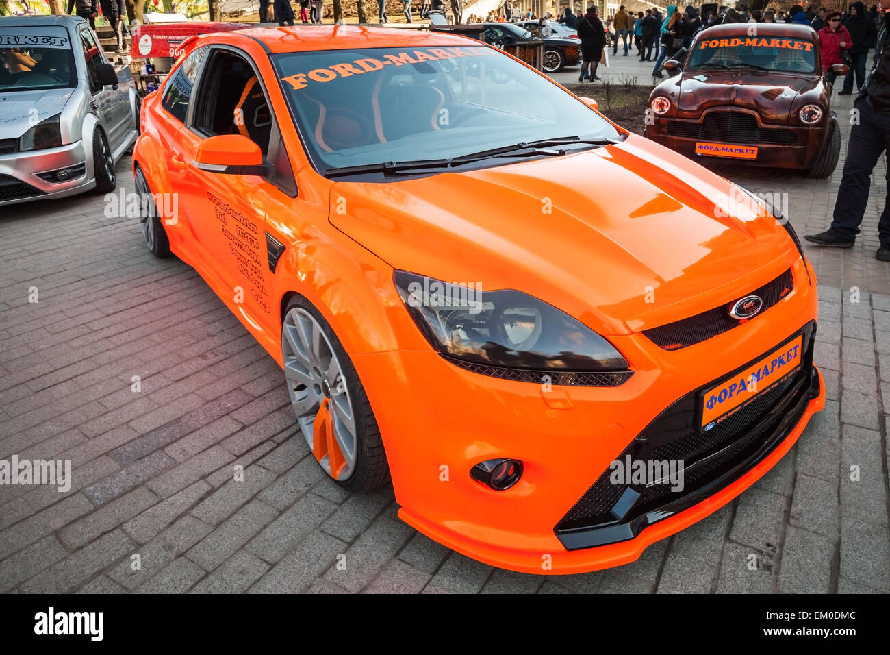 Sankt-Petersburg, Russland-11. April 2015: Leuchtend Orange sportlich gestylte Ford Focus Auto steht auf der Straße geparkt. Weitwinkel Stockfoto