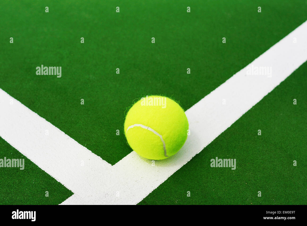 Tennisball auf weiße Linie Stockfoto