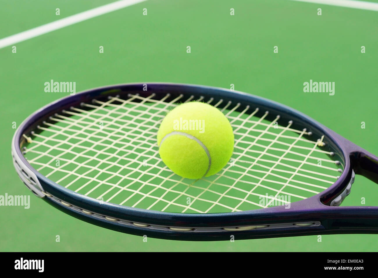 Tennis ball racket on hard -Fotos und -Bildmaterial in hoher Auflösung –  Alamy